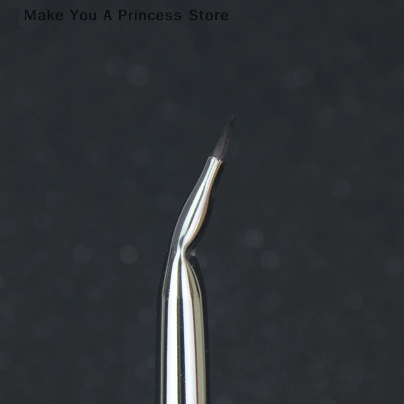 Brochas de maquillaje con delineador doblado, detalle de delineador de ojos, herramientas cosméticas de precisión