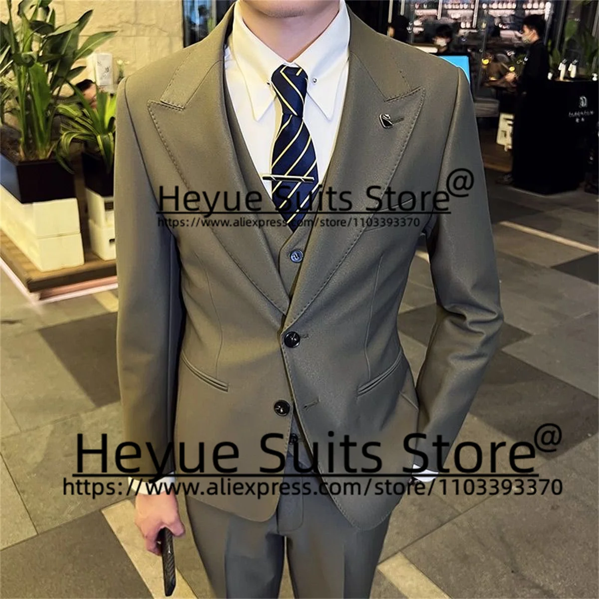 

Gray Formal 3 Pieces Sets Business Men Suits Slim Custome Peak Lapel Groom Wedding Tuxedos Prom Party terno masculinos completo