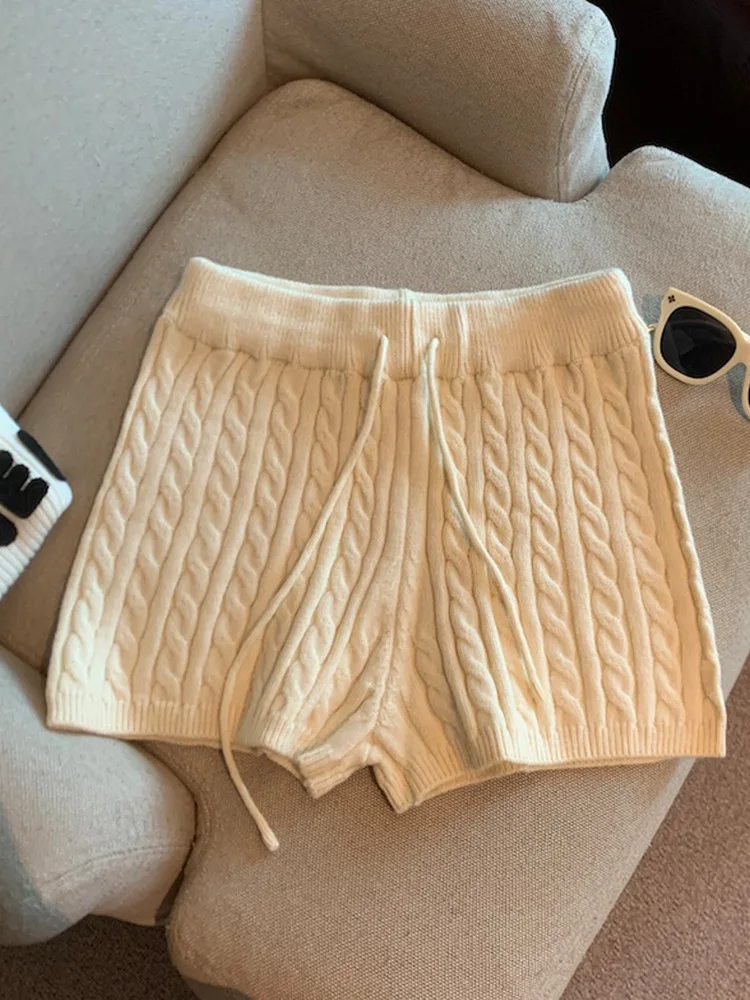 

Современные шикарные брюки: классические однотонные брюки на шнурке, фактурные брюки крупной вязки, приталенные прямые шорты, подчеркивающие фигуру