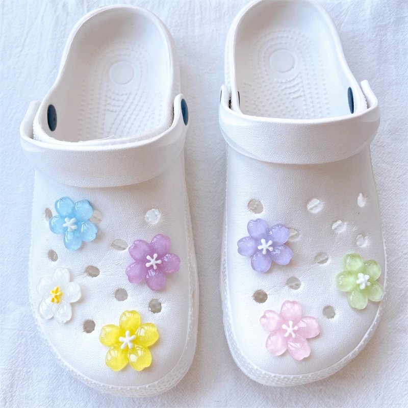 16 stücke Gänseblümchen Blume Loch Schuh Charms Designer DIY glänzend bling Schuhe Zubehör Dekoration für Clogs Kinder Jungen Frauen Mädchen Geschenke