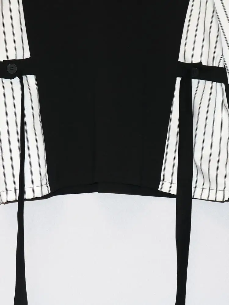 [EAM] White Spliced Striped Ribbon Big Size Sweatshirt New Round Neck Long Sleeve Women Fashion Tide Spring Autumn 2026 1DK0357