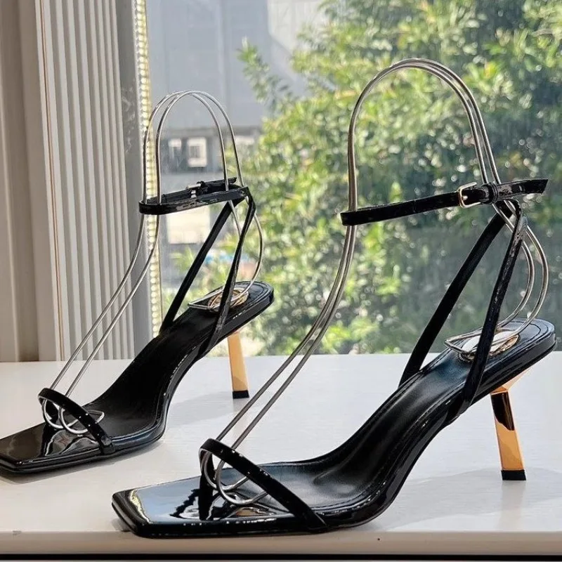 

Сандалии из лакированной кожи с квадратным носком, золотистые пикантные модные женские летние туфли на высоком каблуке-шпильке с пряжкой на щиколотке и ремешком, банкетная вечеринка