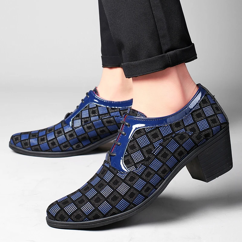 Zapatos de tacón alto a cuadros azules para hombre, calzado de vestir de cuero puntiagudo, con cordones, para boda, novedad de 2022