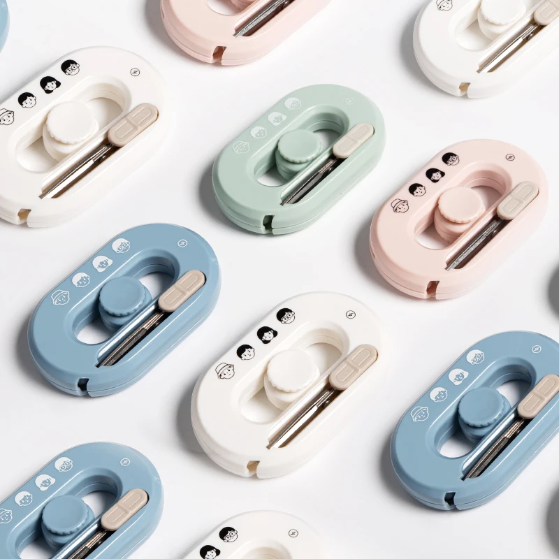 

1 шт., забавные мини-складные ножницы, портативный размер, спиннер, безопасный резак, универсальный нож, резак для бумаги, дневника, офиса, школы A7894