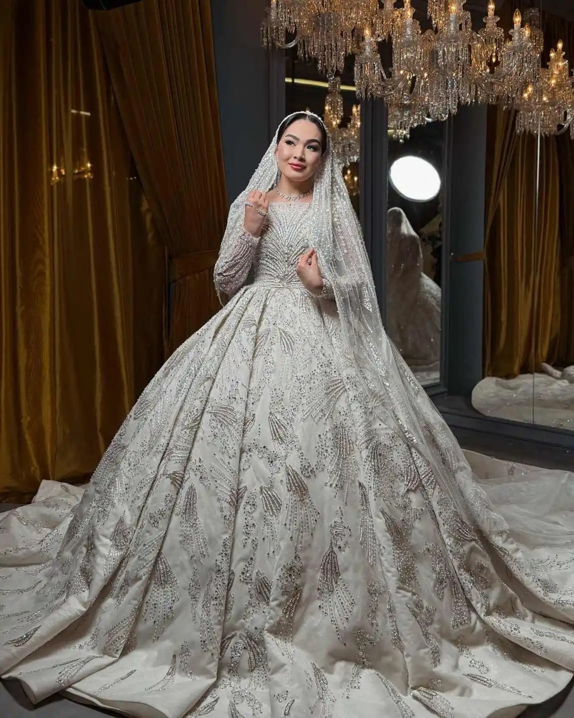 Luxurious Ball Gown Wedding Dresses Sequined Crystal Pearls Lace Bridal Gowns Plus Size Vestidos De Novia Colour Customized