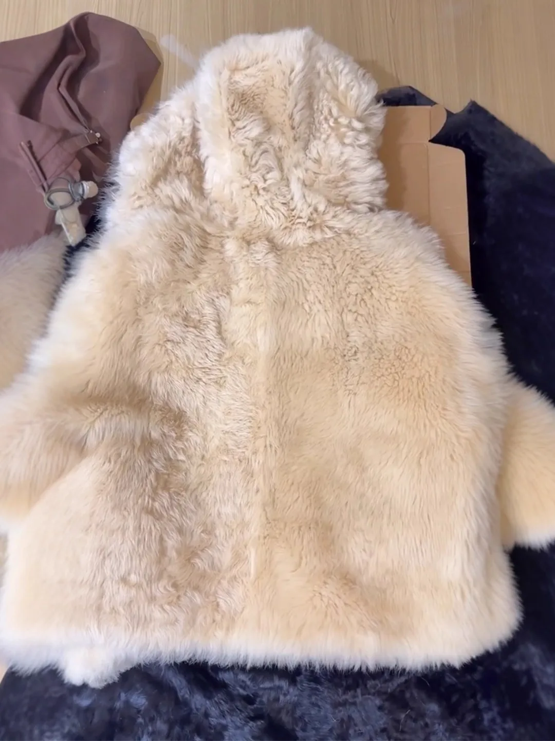 Korean lambskin fur all-in-one 2025 new bestseller, extremely beautiful winter coat with hood, thick fur coat for women