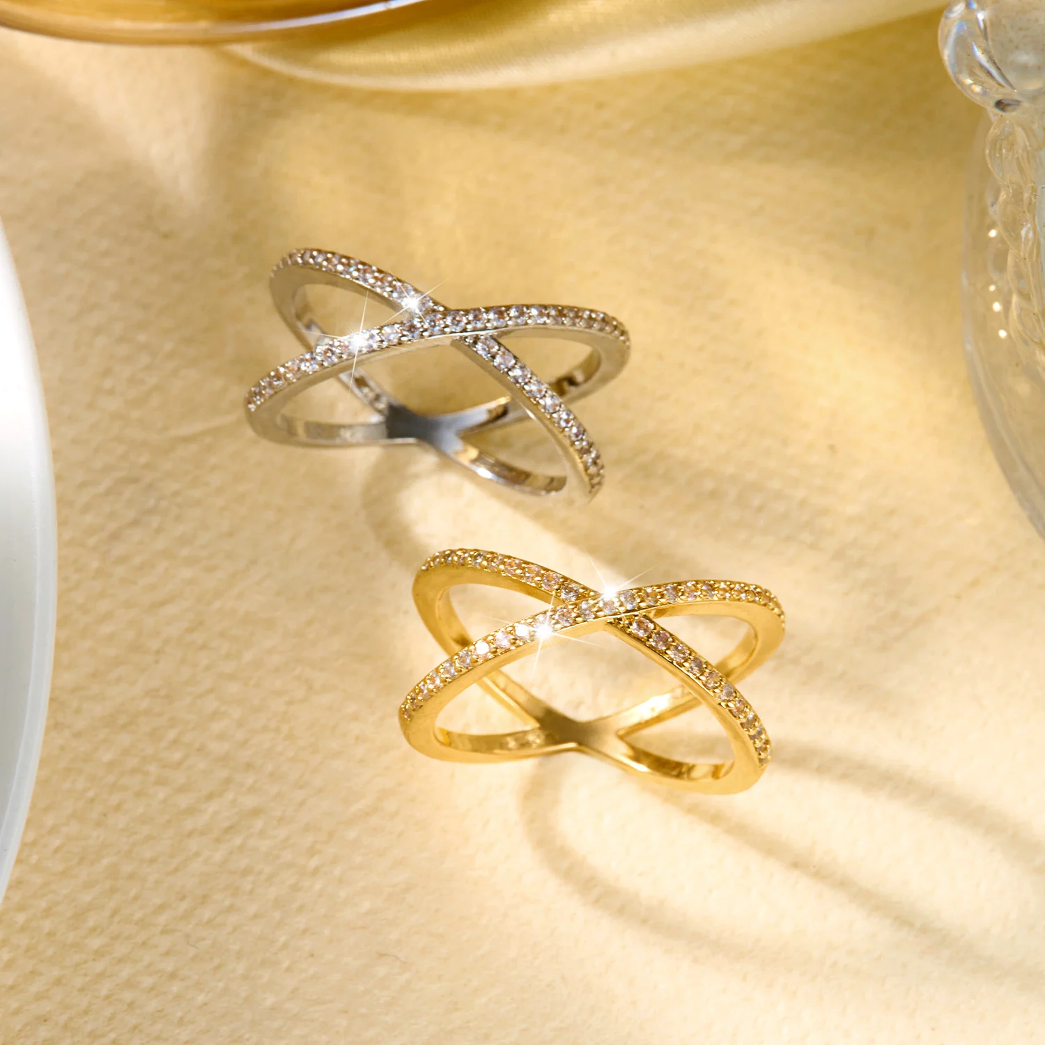 Moderner Kreuzring für Damen, zarter Messing-Zirkon-Ring in X-Form, breiter, gepflasterter Bandring, geometrischer Statement-Schmuck, atmungsaktiv – Detail 6