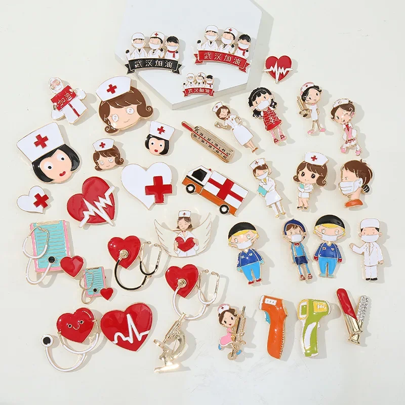 Broches de dessin animé créatives pour médecins et infirmières, stéthoscopes, écharpes médicales, boucles, badges, bijoux mignons, épingles en émail