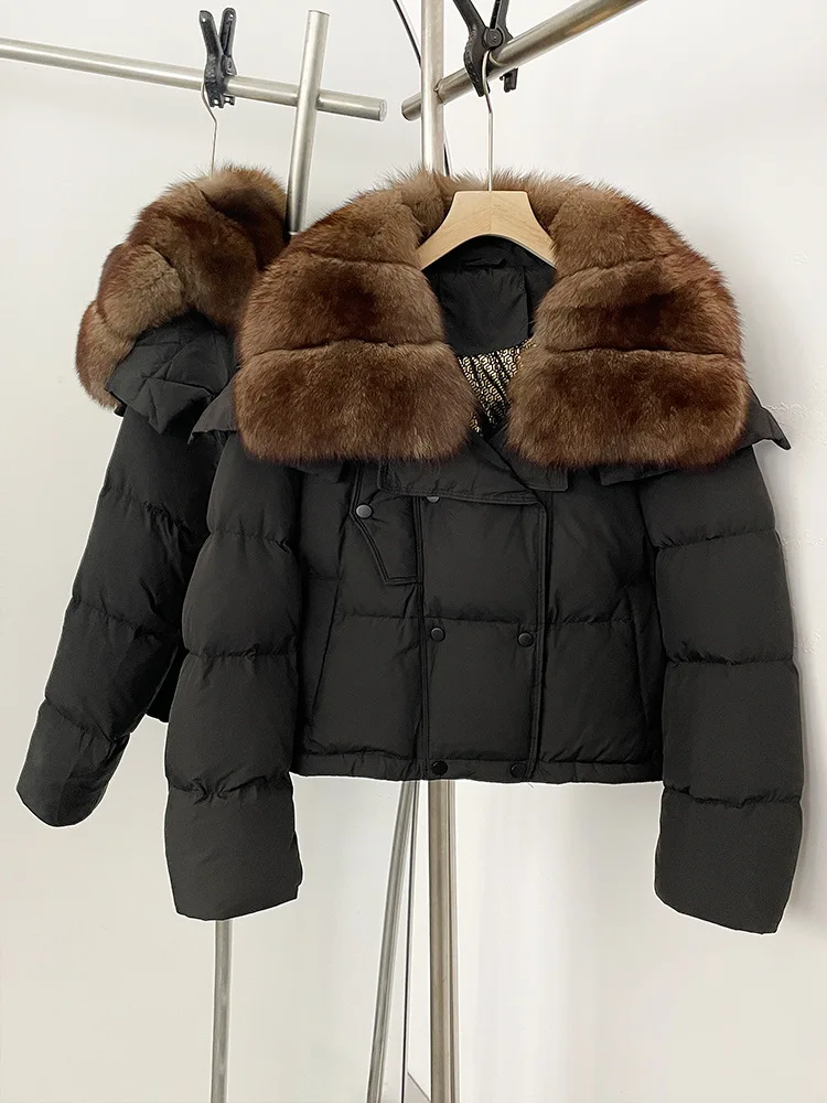 سترة قصيرة أنيقة للشتاء لعام 2025 سترة بيضاء مبطنة أسفل بياقة كبيرة من الفرو كورية متعددة الاستخدامات معاطف سميكة ودافئة للنساء