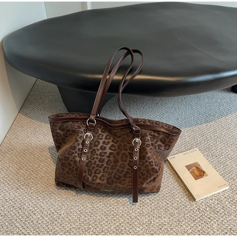 Vintage-Umhängetasche mit Leopardenmuster, Winter-Handtasche aus Kunstwildleder mit großem Fassungsvermögen, verstellbarer Riemen, Metallring-Dekoration, weiche Hobo-Tasche. – Detail 10