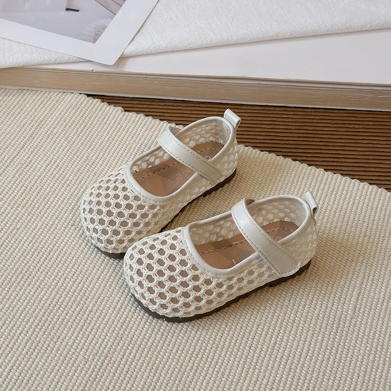 2026 New Summer Girls Hollow Out Sandals Soft Sole Anti Slip Princess Shoes Breathable Mesh Walking Shoes With Hook And For Baby