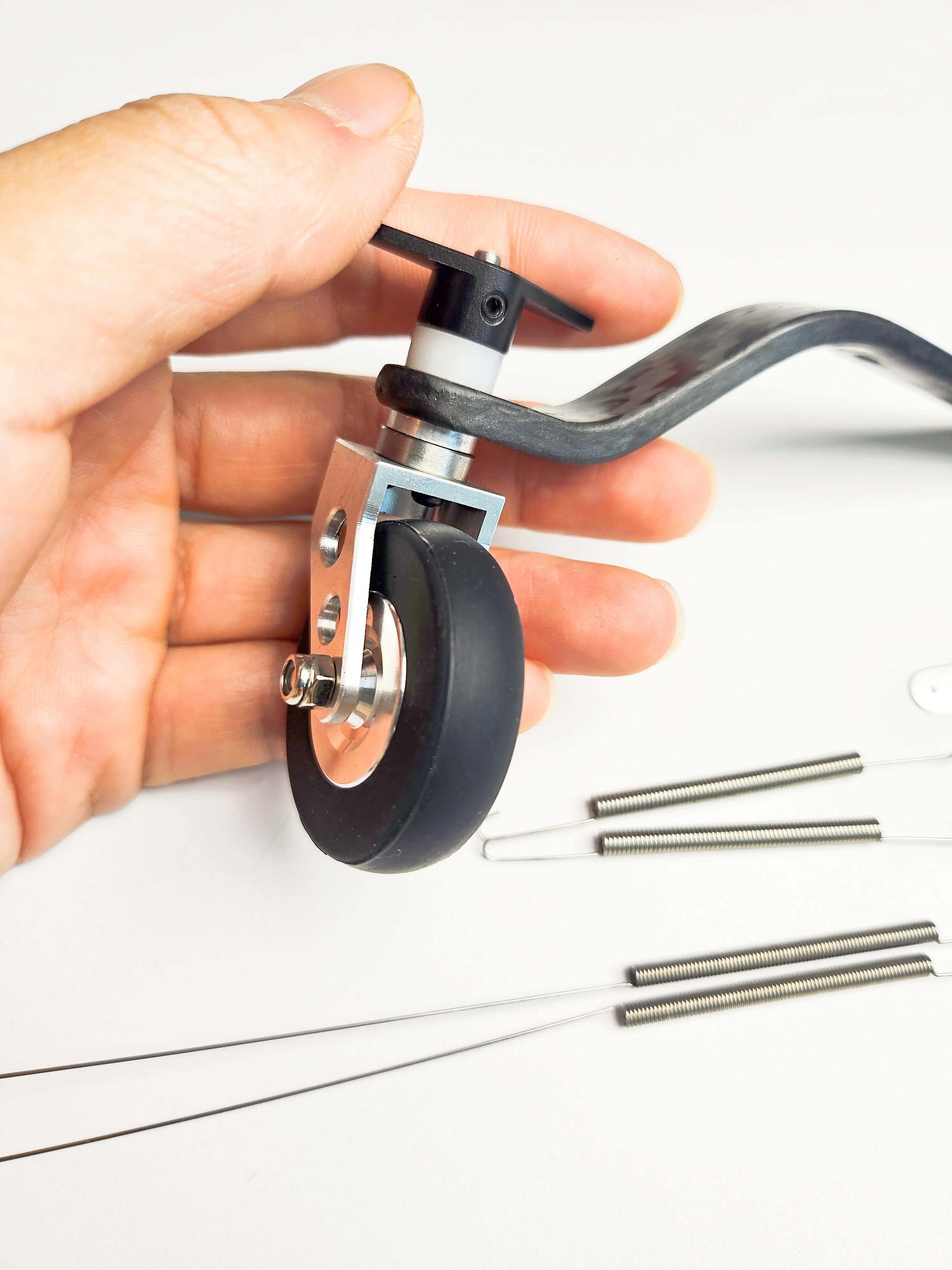 Jeu de roues de train d'atterrissage arrière en Fiber de carbone, pour moteur à essence 26CC/30CC/40CC/50CC/63CC/80CC/100CC, modèle d'avion RC, Version à ressort