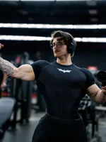 Camiseta atlética de manga corta ajustada de secado rápido para hombre, camiseta informal para gimnasio, entrenamiento, Fitness, correr, deporte, culturismo