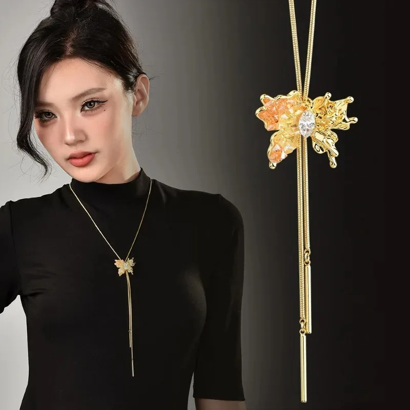 調節可能なロングセーターチェーンバタフライネックレス、金箔バタフライ巾着ロングネックレスを備えた女性