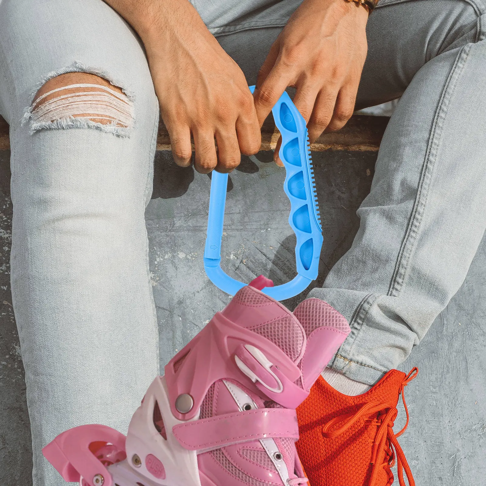 

2Pcs Durable Roller Skate Buckles Practical Boot Carrier Lightweight Portable Handheld Skates Carrying Hook Tool