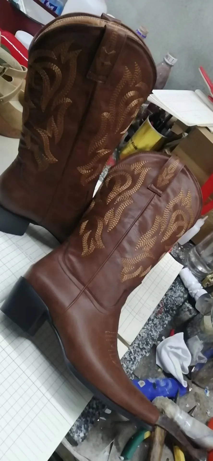 Sepatu bot wanita bordir Barat merah dengan hak sedang Chunky musim gugur/musim dingin runcing ukuran besar Jumper sepatu bot koboi Barat 2024