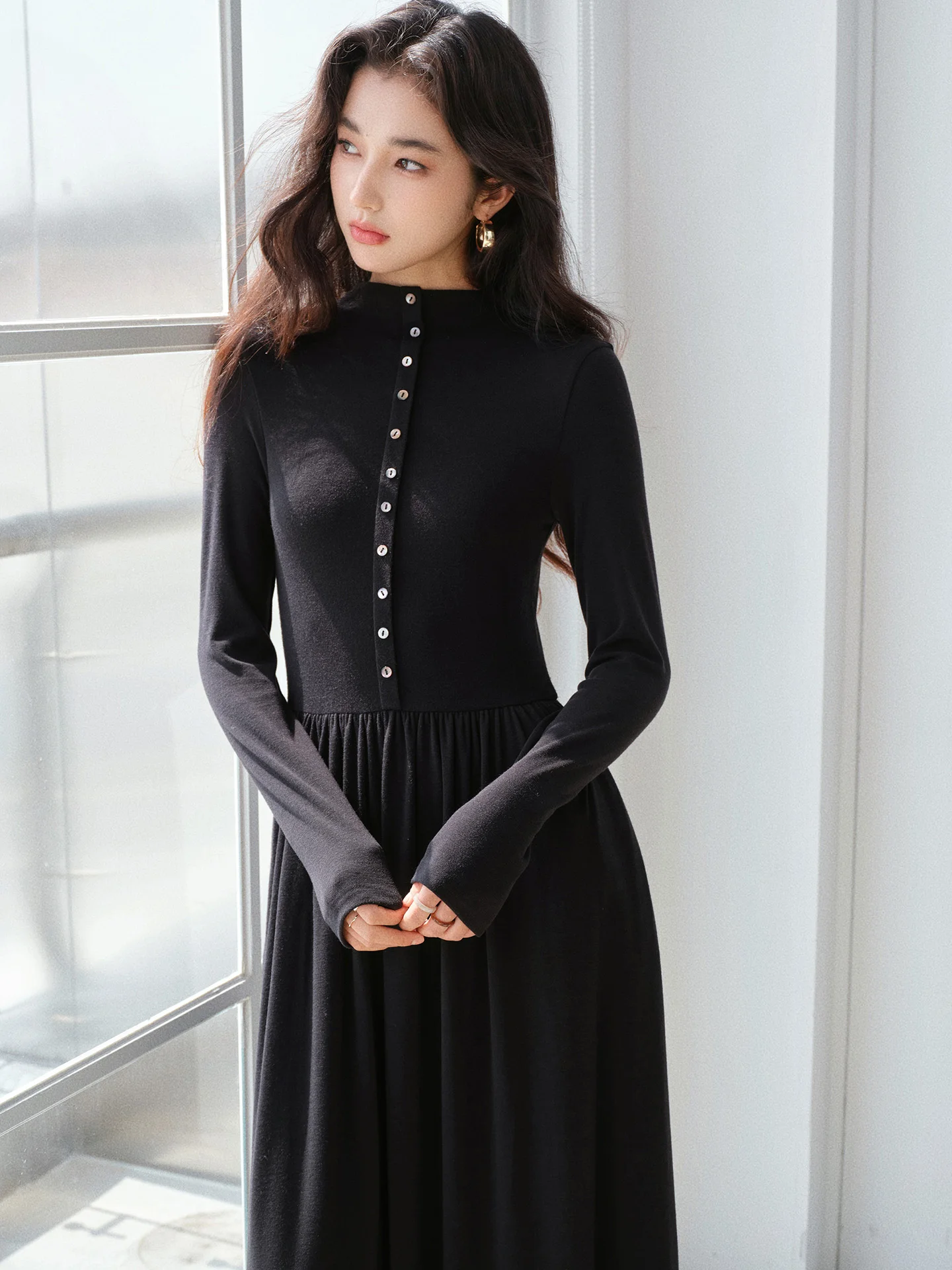 Abito elegante in maglia nera Abito slim fit a maniche lunghe con collo alto Autunno Inverno Abito maxi svasato in vita ampia per donna Abito casual