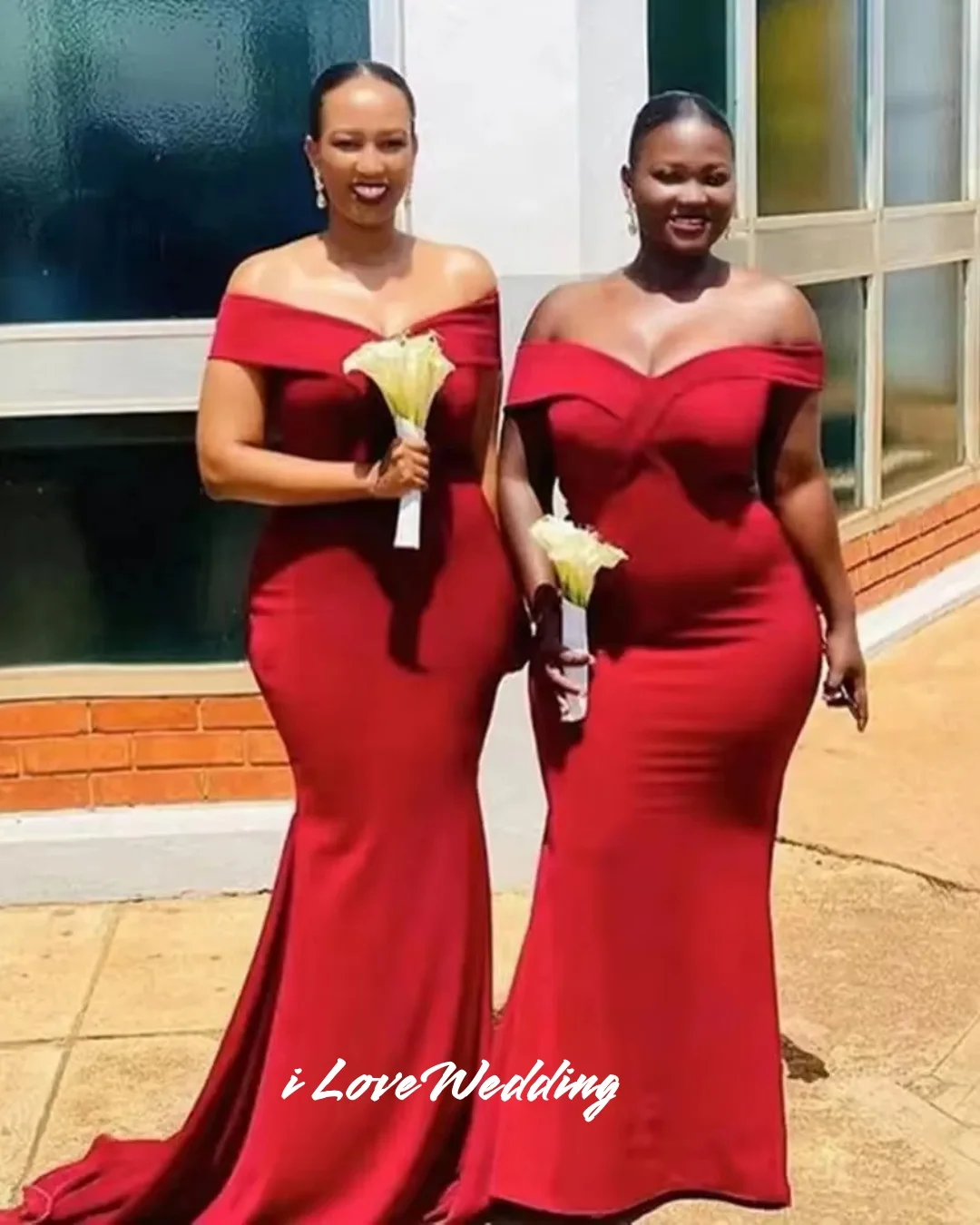 女性のグリーンオフショルダーブライドメイドドレス 2025 サテンストラップレスマーメイドシャーリングスイープトレインウェディングパーティードレスカスタマイズ