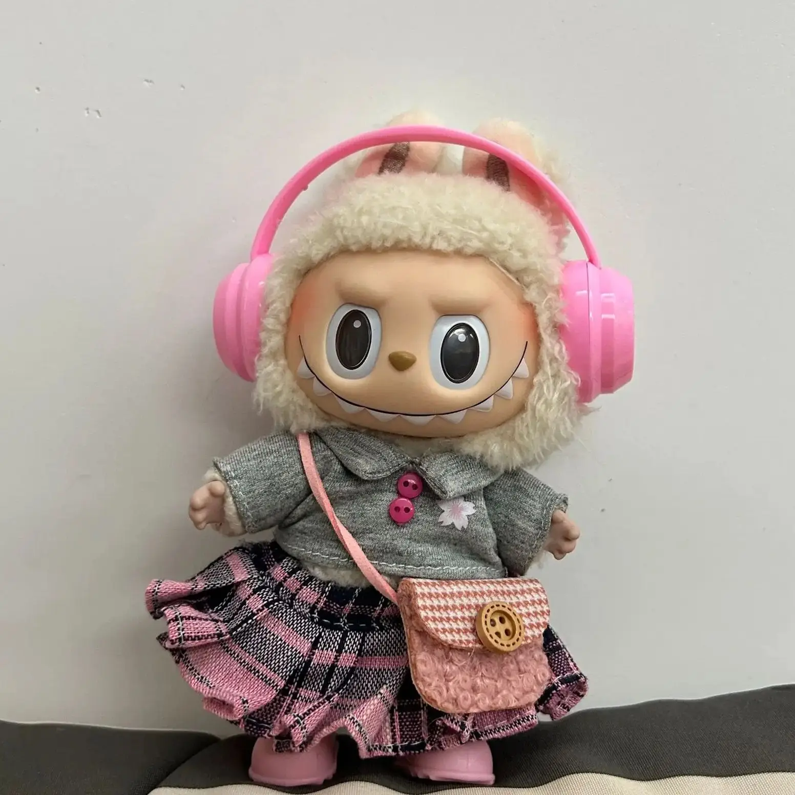 

Cute Labubu Doll Preppy Style Outfit Plaid Skirt Headphone Bag For 15、17cm 1st-3rd Gen