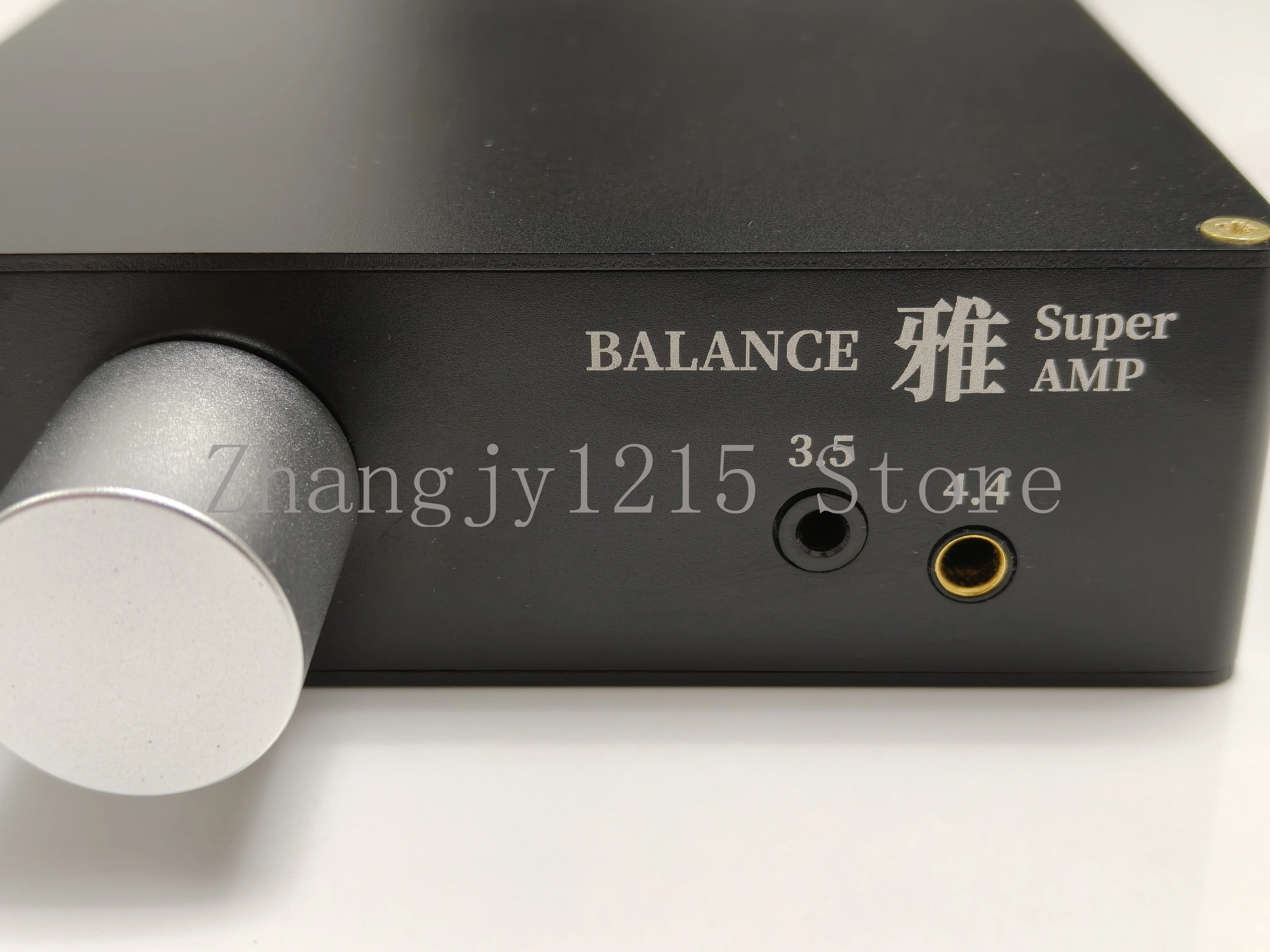 Fully Balanced Earamplifier, the power supply of this amplifier adopts a fully isolated power supply