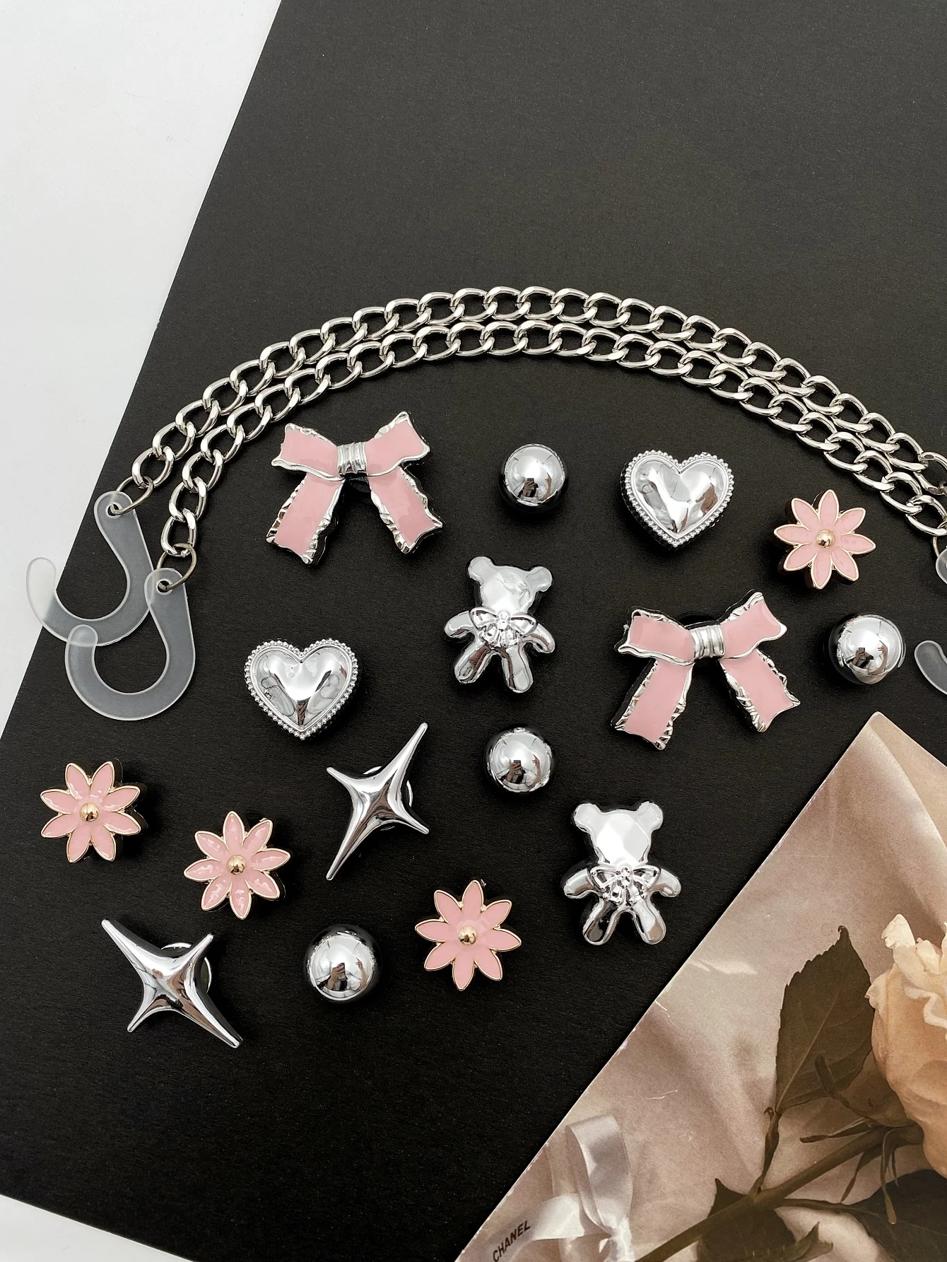 18 pieces of silver chain, bear, heart, stars, pink bow, flowers, ABS pearl shoe buckle DIY decoration, suitable for women sanda