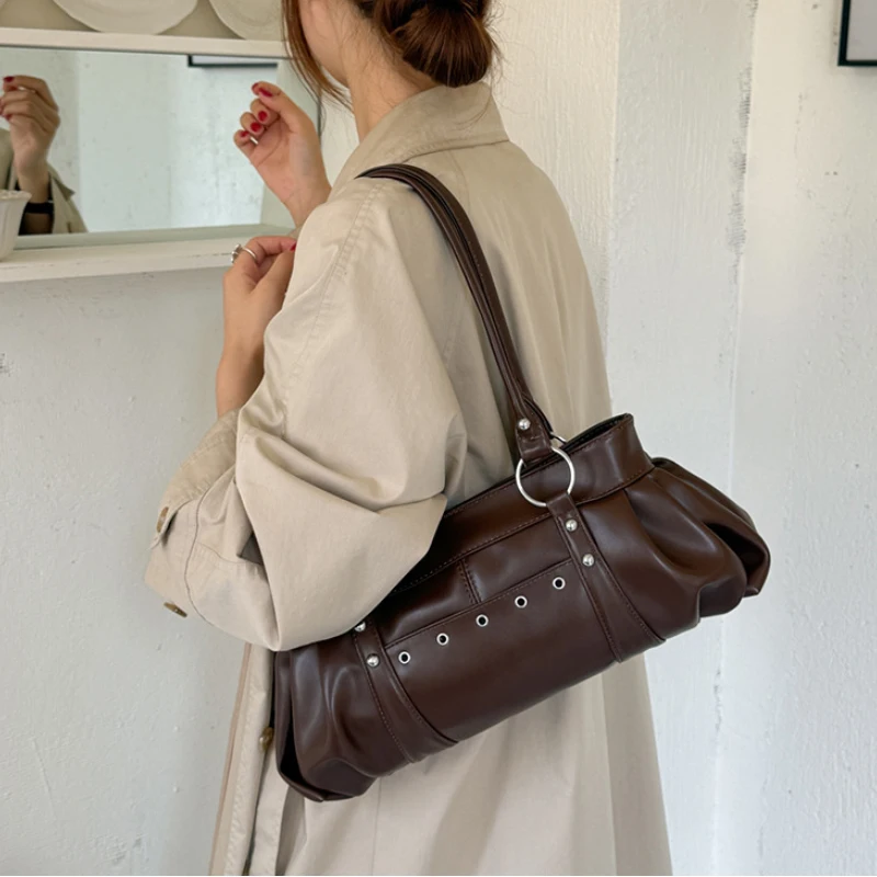 Metallnietenverzierte Unterarm-Schultertasche, Damen Einfarbige Preppy Pendler-Handtasche mit Nieten-Dekor, Koreanische Y2k Mädchen Weiche Casual Tragetasche – Detail 12