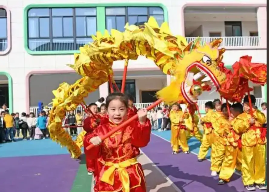 ชุดเต้นมังกรจีนเด็กสีทอง 10 เมตร 10 ผู้เล่นเด็กชุดกลางแจ้งฝึกซ้อมกีฬาของเล่นอีเว้นท์พาร์คการแสดงเทศกาล