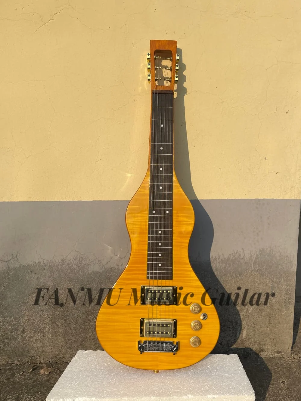 

6 Strings Hawaiian guitar, with a flamed maple top, solid wood body, fixed bridge, gold pick-ups, hollowed-out head.