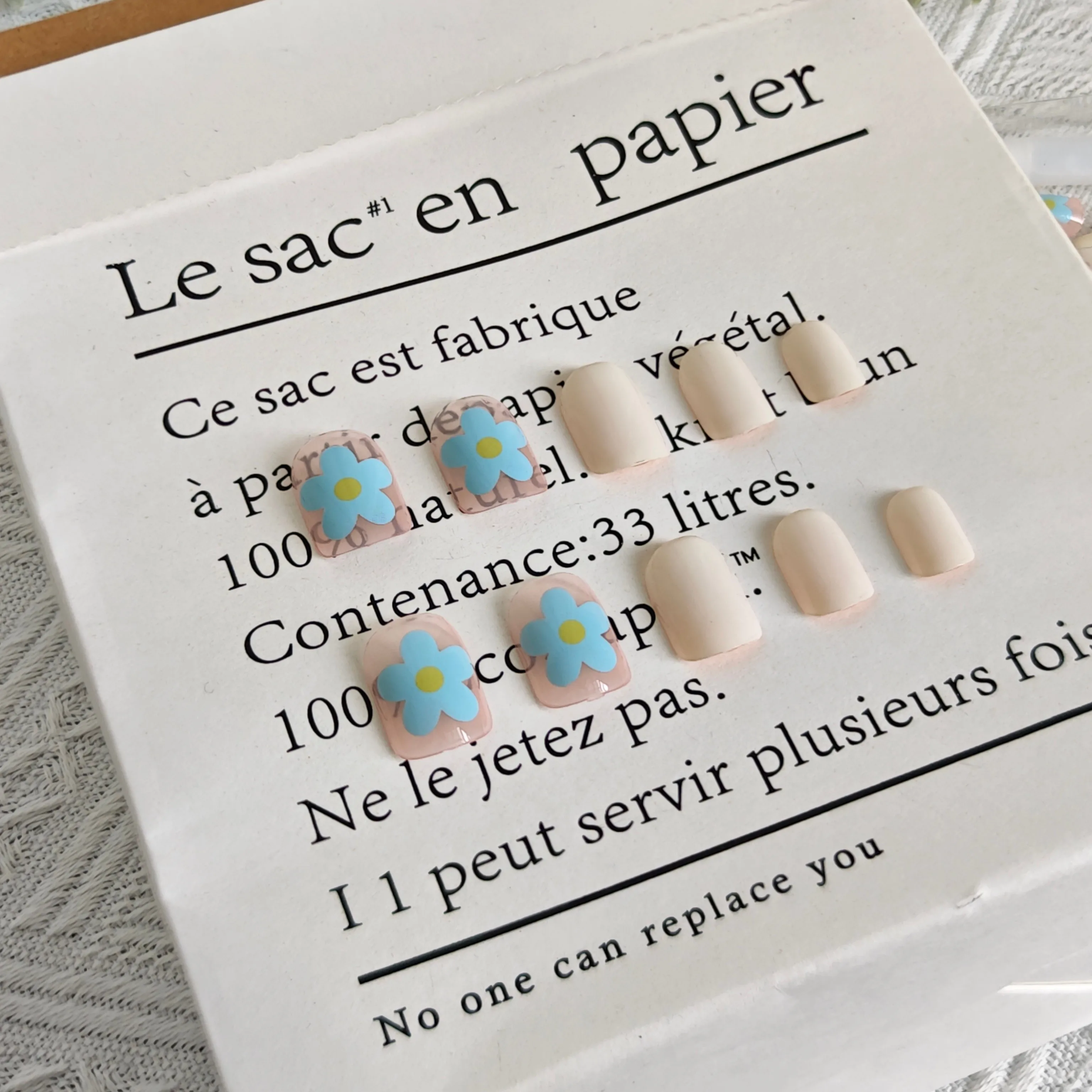 24 pezzi di stampe floreali blu per unghie Design alla moda Crema a forma di balletto Press-On Lunghezza corta e dimensioni miste Set di unghie finte