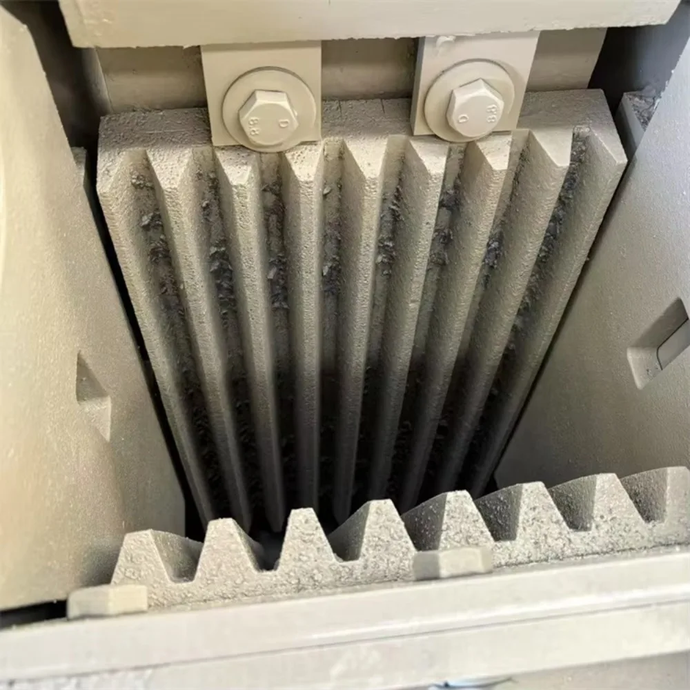 Sprzedaje Mobilne Mini Kruszarki Szczękowe Gąsienicowe Kompleksowa Obsługa Sprzedaży Maszyn do Kruszenia Szczękowego OEM i Hurt