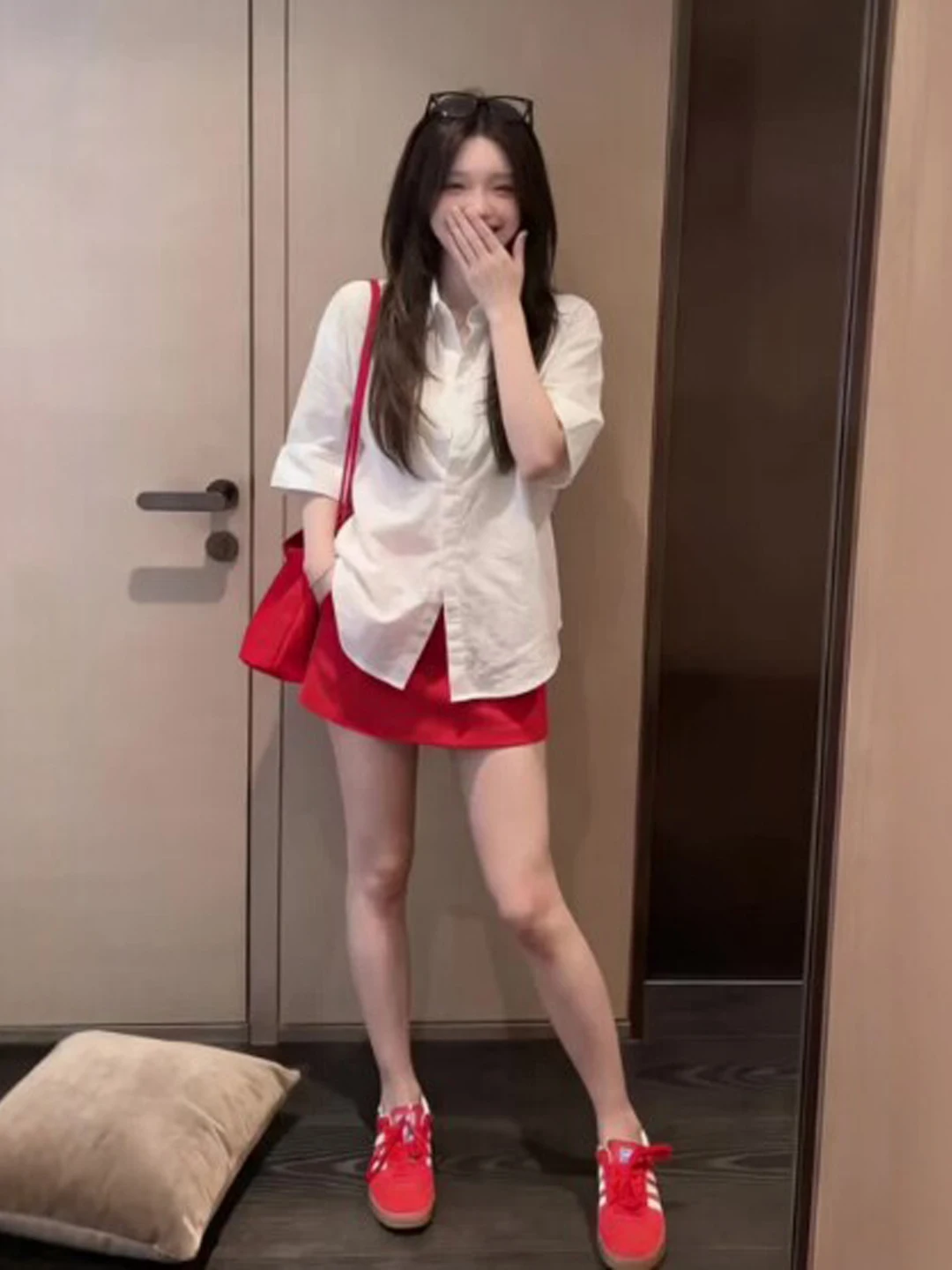 

Элегантный красный комплект из двух предметов: уникальный топ и полуюбка. Удобный, дышащий летний наряд для молодых женщин.