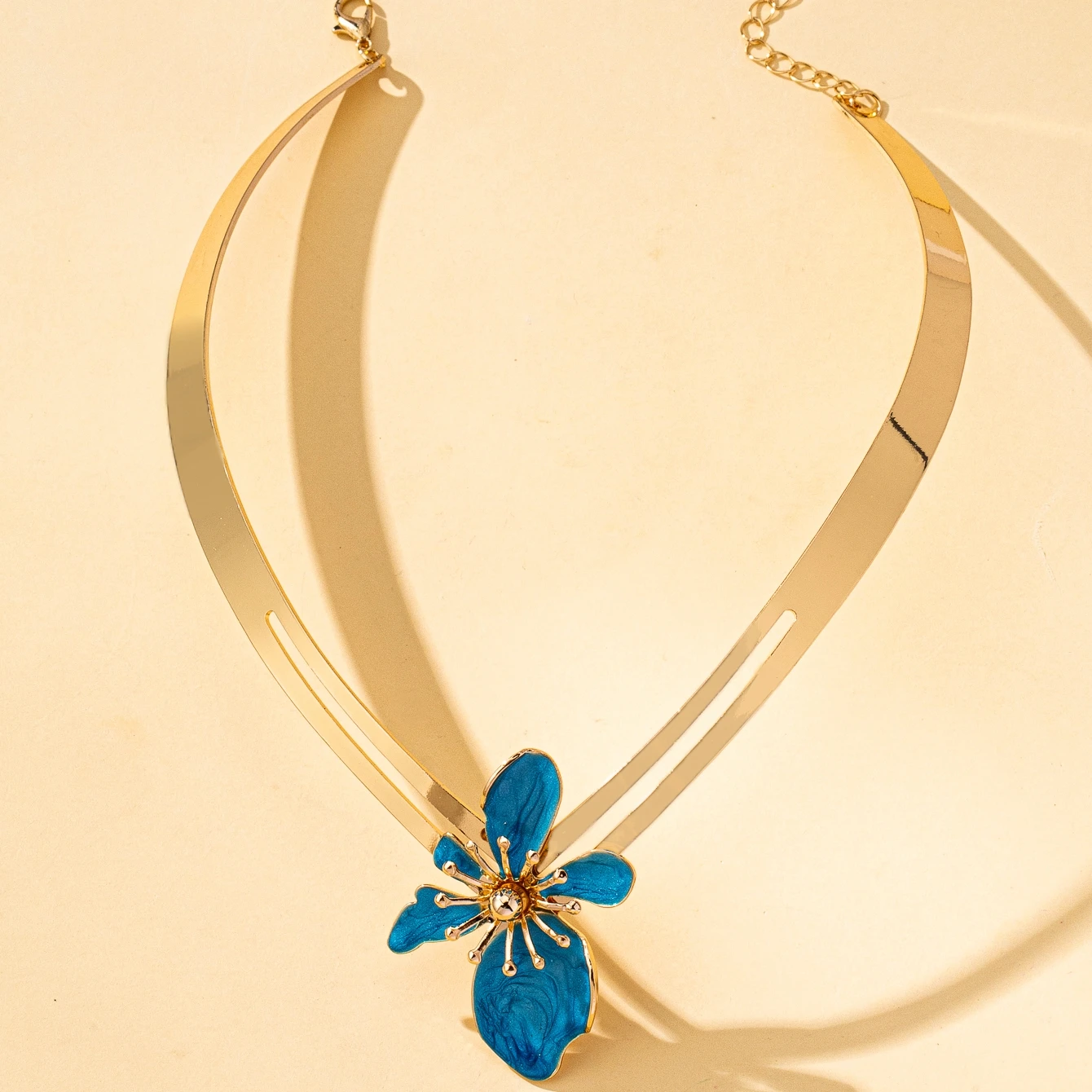 Women's Choker Necklace with Floral Design, Fashionable and Unique, Featuring an Oil-Drip Craftsmanship, Elegant and Graceful, Suitable for Banquets and Weddings