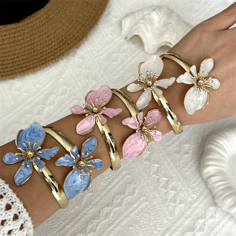 Großhandel Romantische Rosa Emaille-Blumen-Armbänder für Frauen Vintage Goldfarbene Florale Offene Manschettenarmbänder Elegante Schmuckgeschenke – Detail 8