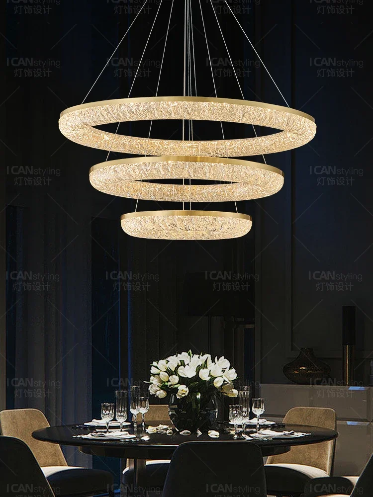 

Дизайнерская вилла, пустая гостиная, медная люстра, лофт, дуплекс, лестница, смола, простой круглый светильник для столовой