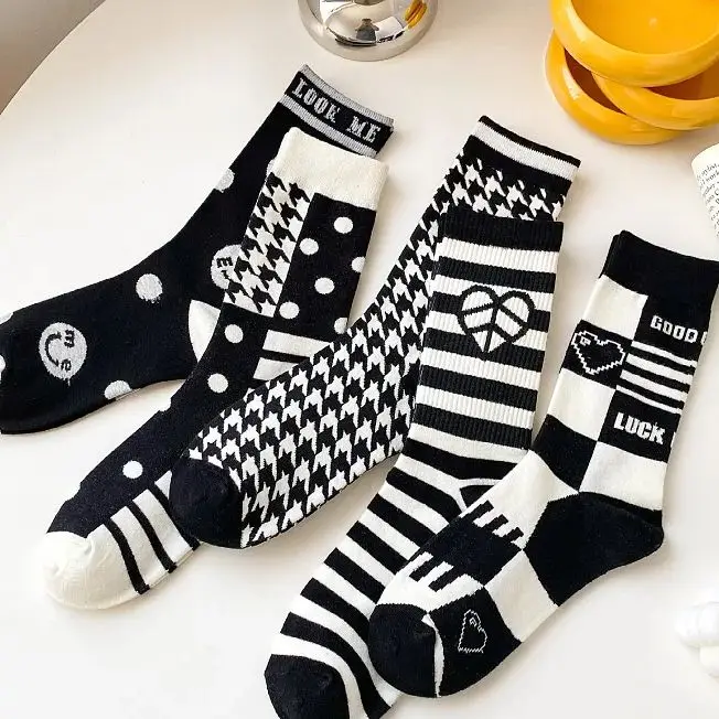 Women Black White Wool Socks Plaid Retro Check Flower Print Harajuku Girls Sock Female Winter Warm Japanese Style Ladies Socks