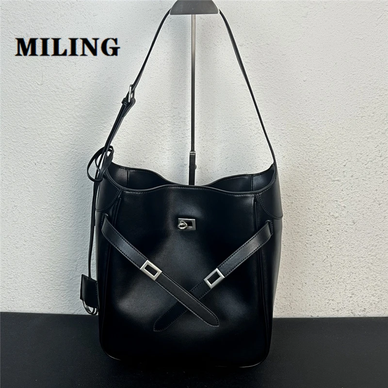 2024 Women Gold Silver Lock Design Bag Genuine Leather Large Capacity Portable Underarm Bag Unisex Casual Commuting Bucket Bag