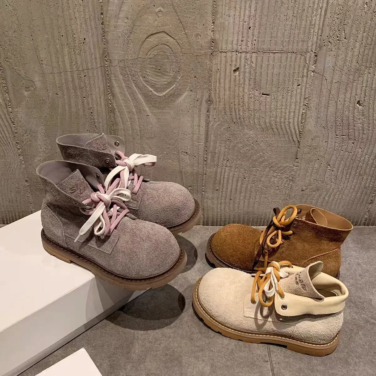 مصمم المرأة حذاء من الجلد الشقق أزياء من الدانتل يصل أحذية شتاء 2025 المشي تشيلسي الأحذية الاتجاه الجديد المصارع موهير دي بوتاس