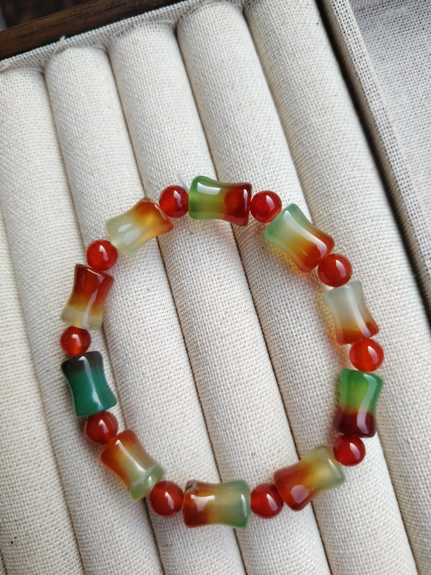 

This exquisite peacock agate bamboo joint bracelet symbolizes happiness and is a perfect gift for family and friends
