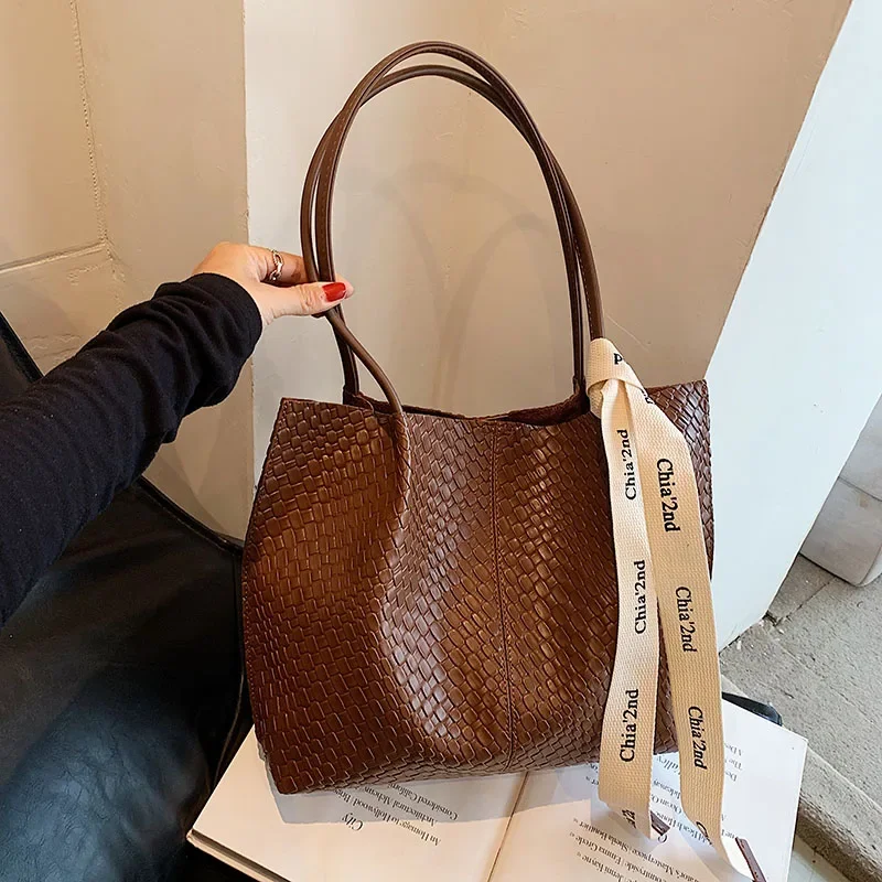 

New High Quality Women's Bag Fashion Trend Versatile Large Capacity Shoulder Bag Hot Selling Simple Leisure Commuter Handbag