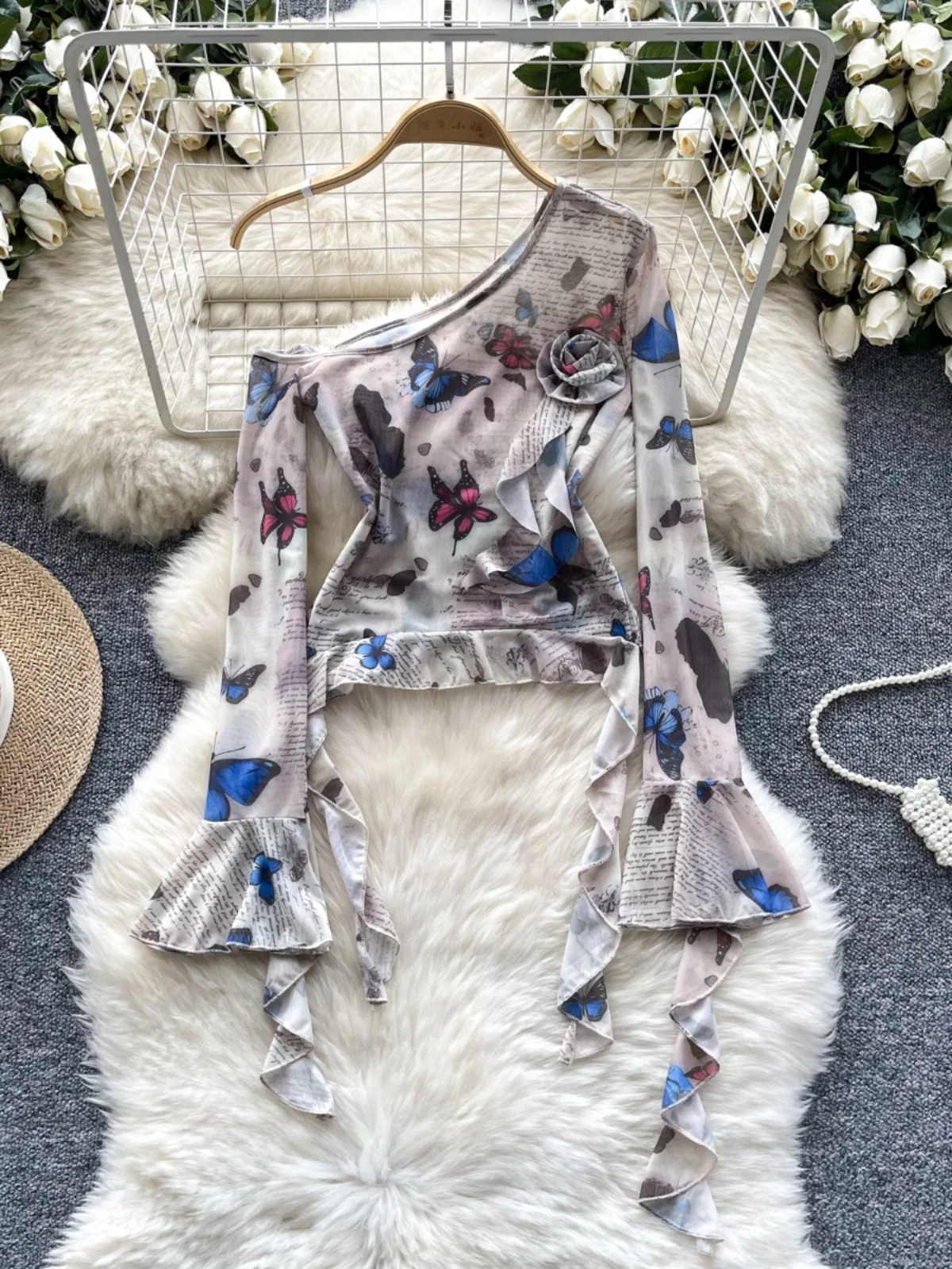 تي شيرت نسائي بأكمام طويلة على الطراز الأمريكي، تصميم مثير بياقة جانبية، كتف مكشوف، أكمام واسعة، تصميم نحيف مع طباعة شبكية عصرية