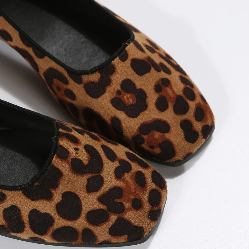 2024 mocassini da donna scarpe da passeggio Casual con punta quadrata nuove scarpe da ginnastica con stampa leopardata di moda femminile