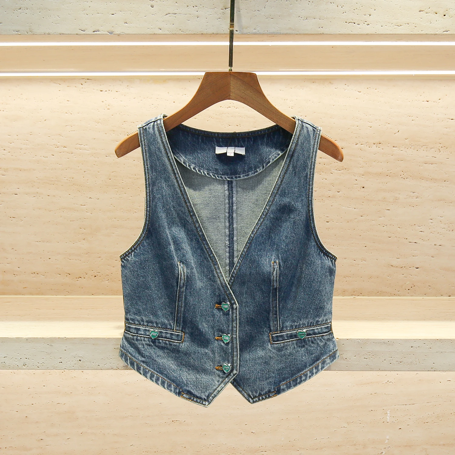 Haut de gamme pour femmes ort V-Ne coeur bouton Denim gilet haut été 2025 à la mode pour les déplacements Sle couleur Pure disponible dans d'autres compagnies...