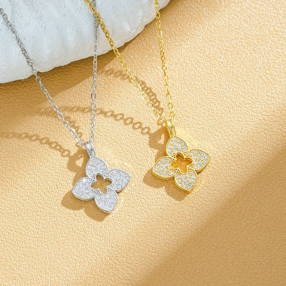 العلامة التجارية الجديدة الخفيفة الفاخرة الإنترنت الشهيرة الفضة مثقب أربع أوراق زهرة التيتانيوم الصلب قلادة المرأة