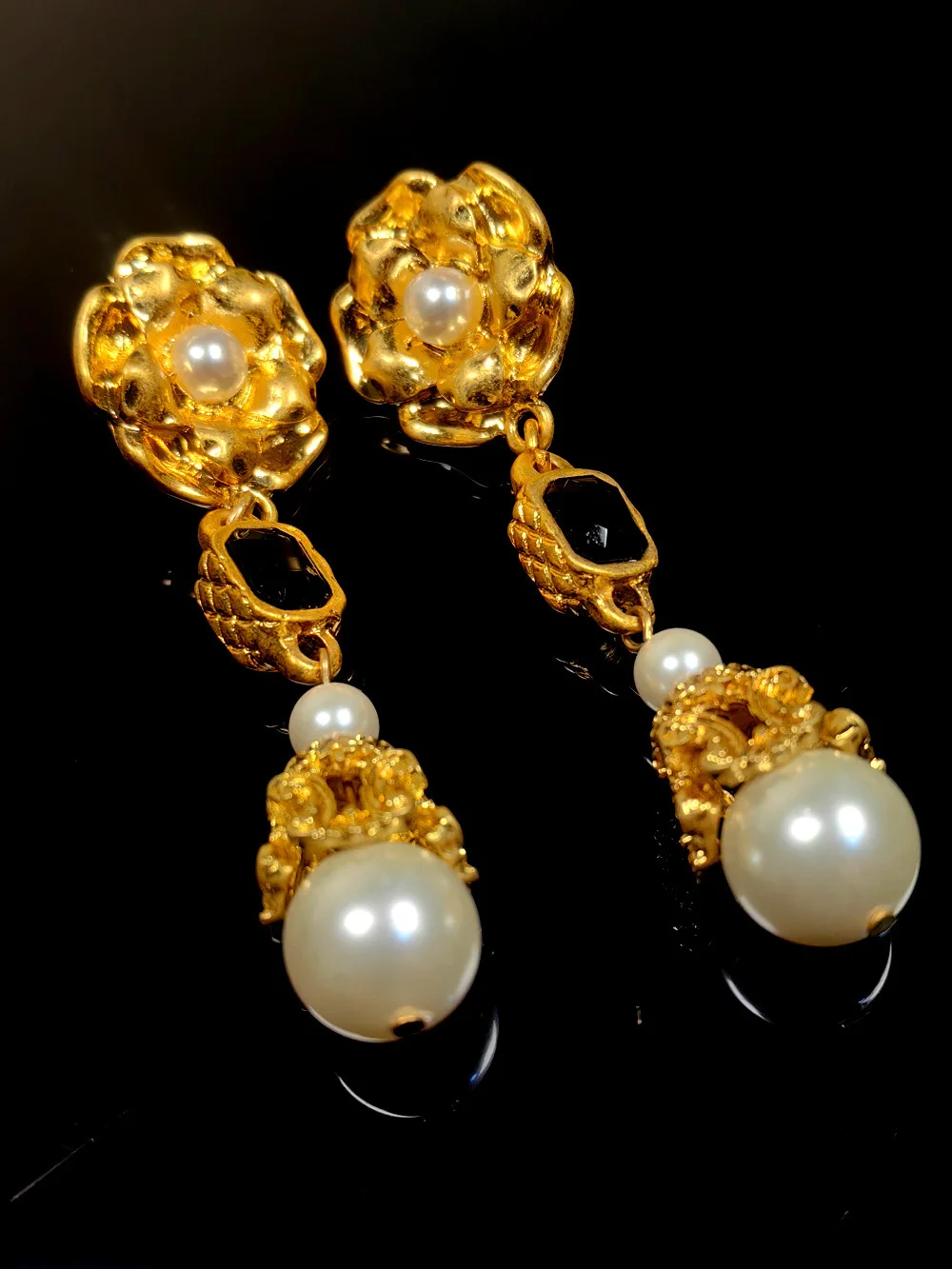 

Enamel pearl gold plated alloy floral earrings