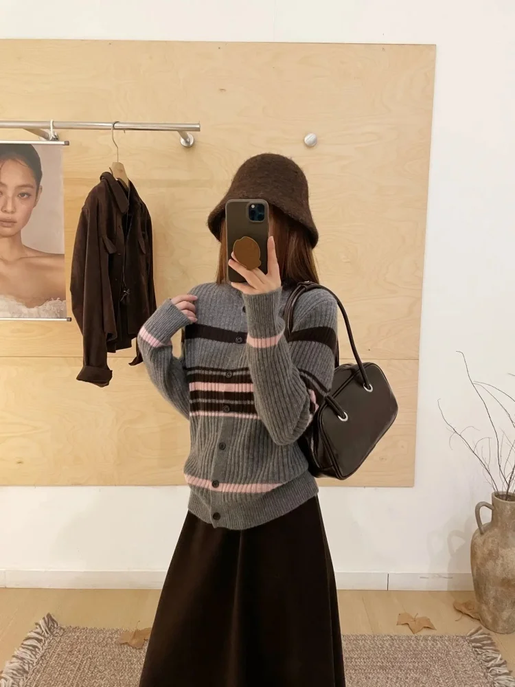 

Корейский полосатый вязаный свитер-жакет: модный женский топ с уникальным красивым дизайном, длинными рукавами и круглым вырезом, цветной, зимняя верхняя одежда