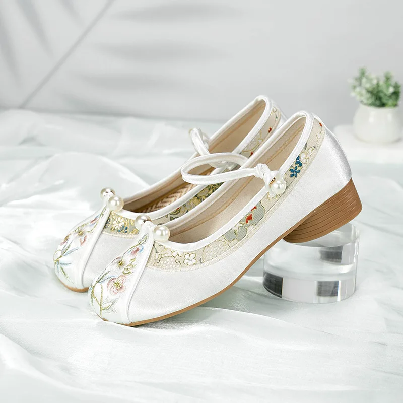 New Chinese Cheongsam Shoes, Adopt Middle Heel and Round Head Design, Traditional Old Beijing Embroidery Element