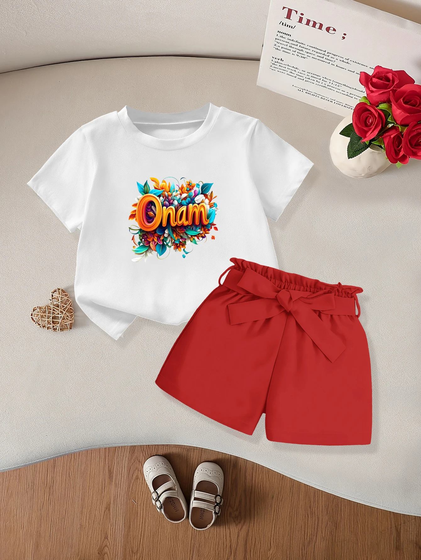 

2 предмета: летний комплект из тканых шорт и футболки с коротким рукавом для девочек, с принтом в виде мультяшных букв и листьев, с бантом