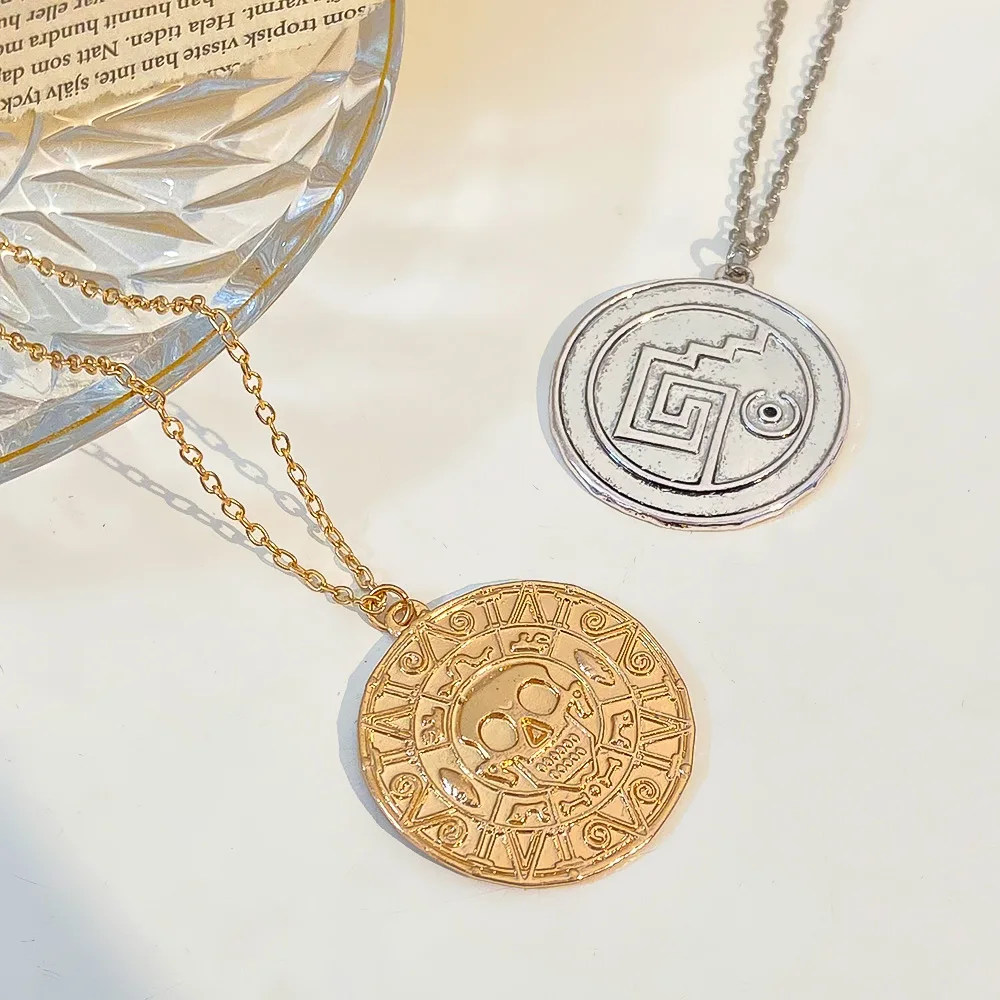 الإبداعية البرونزية الرجعية الرجال ازتيك عملة ذهبية قلادة هدية ازتيك الجمجمة الكاريبي القراصنة قلادة الجمجمة تأثيري قلادة حفلة