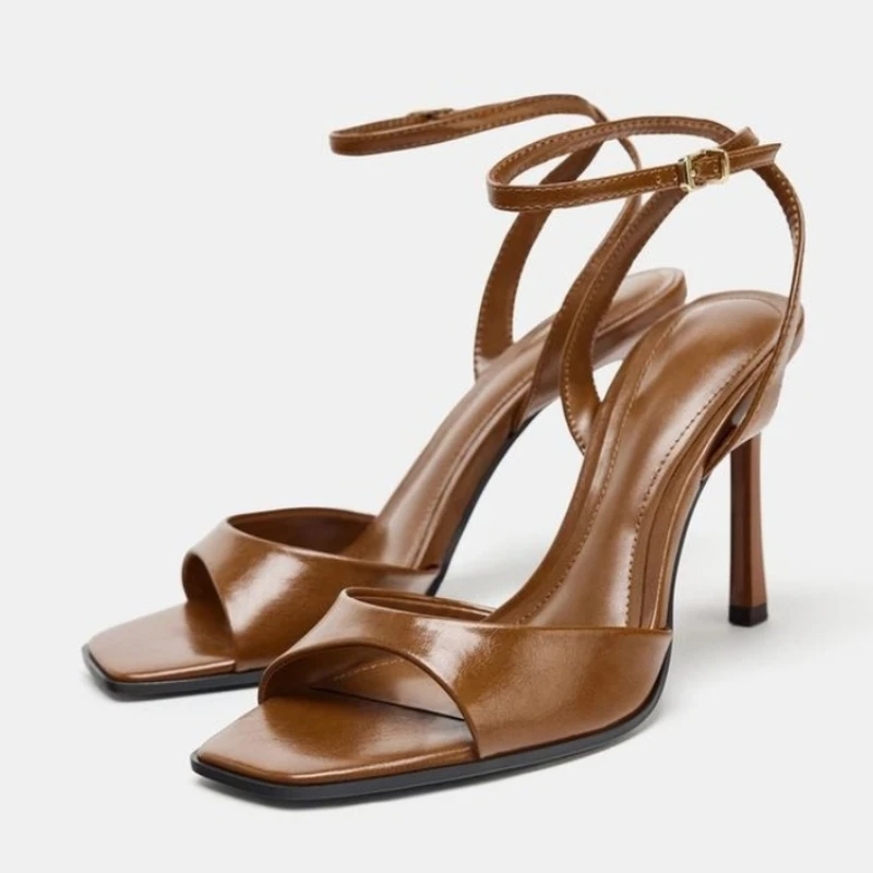 

Сексуальные серебряные женские туфли на высоком каблуке с открытым носком, роскошные дизайнерские босоножки на каблуке с ремешком на щиколотке и пряжкой, элегантные вечерние модельные туфли с квадратным носком