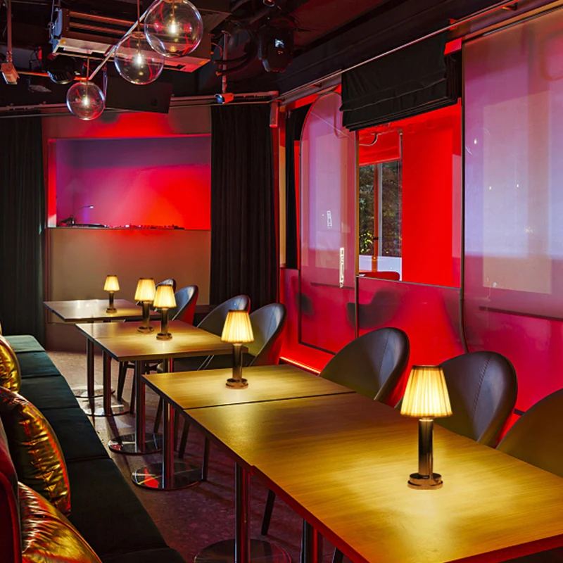 Lámpara de mesa de ambiente de restaurante USB, luces de noche de Bar nórdico para café, dormitorio, decoración artística, accesorios de iluminación, lámparas de escritorio LED modernas